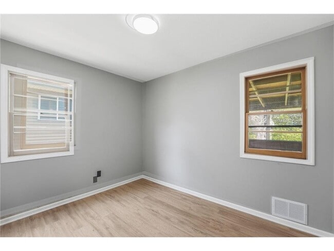 Building Photo - 1697 Rose Pl W
