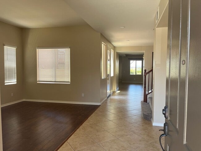 Building Photo - Gorgeous 5 bedroom, 3 bath plus Loft - Mou...