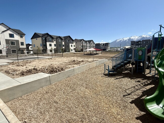 Building Photo - 564 1860 N