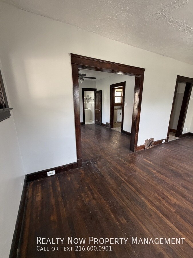 Building Photo - 10010 Almira Ave