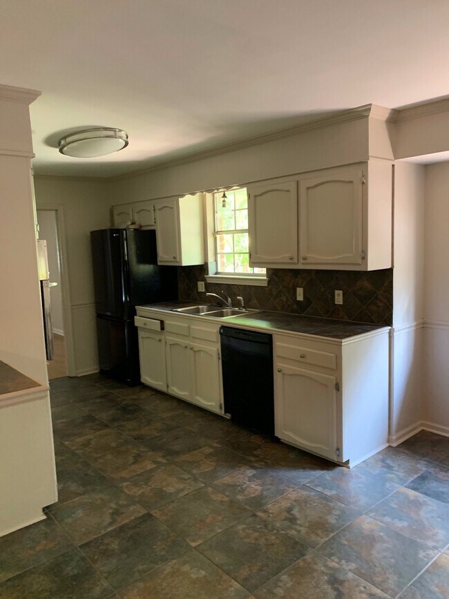 Building Photo - 755 Burgin Ave