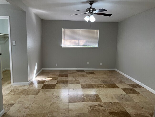 Building Photo - 2402 Fawnwood Ln