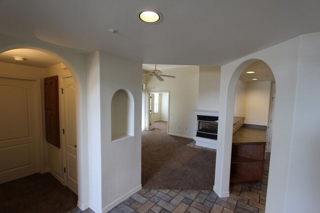Building Photo - Light-Filled 2 Bed / 2 Bath Condo | 1,104 Sq Ft | Fireplace | Private Balcony