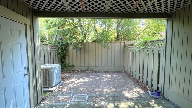 Building Photo - Martinez Beautiful 2 bedroom 1.5 bath unit...
