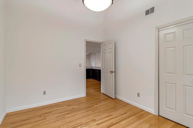 Building Photo - 302 Tadley Ct