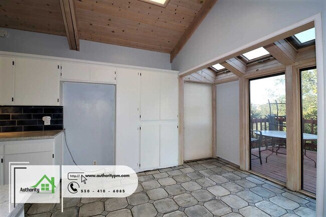 Building Photo - 875 Lakeview Dr