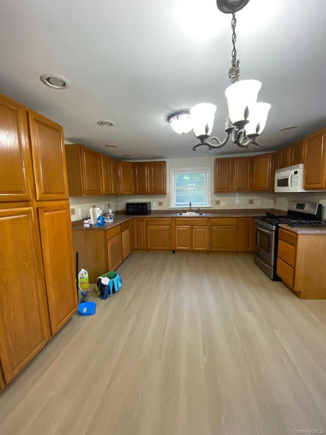 Building Photo - 459 Clove Rd