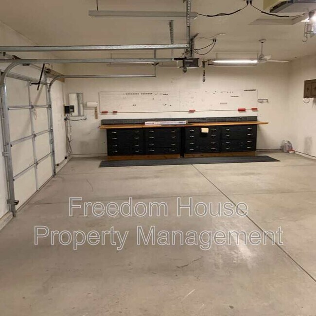 Building Photo - 3260 Helicopter Ave