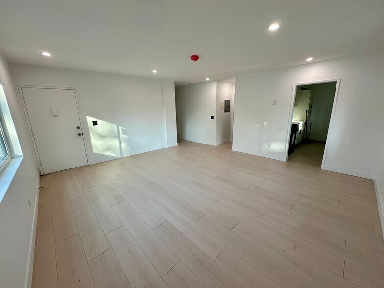 Building Photo - 4123 Edenhurst Ave