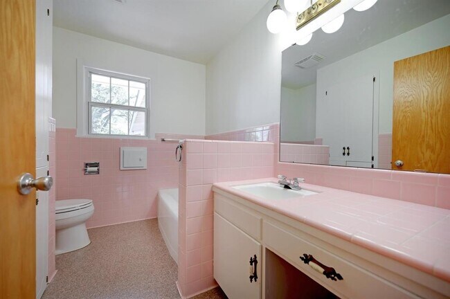 Building Photo - 922 Oak Ln