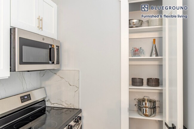 Building Photo - 161 W 54th St