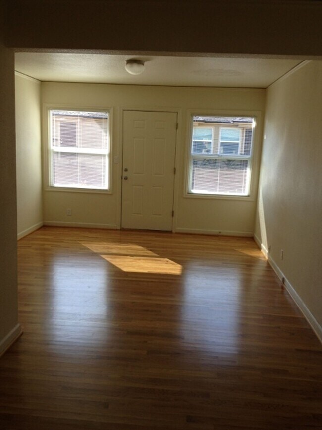Building Photo - Quaint Cottage Style 1 Level 1 BR in 4-ple...