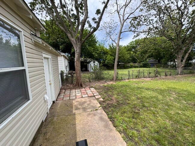 Building Photo - 2 bed 1 bath huge outdoor space and one car garage in Norman!