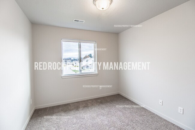 Building Photo - 323 Woodlawn Ln