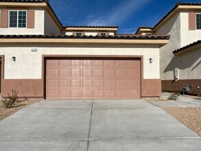 Building Photo - 3 BED 2.5 BATH 2 CAR GARAGE TOWNHOUSE w/ P...