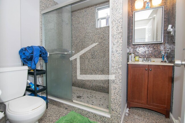 Building Photo - Spacious 7 bed in Allston.... 2.5 Bath!!