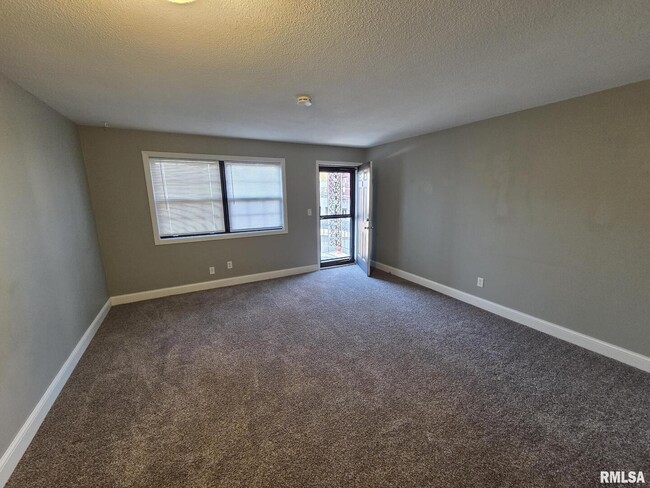 Building Photo - 1102 Mound St