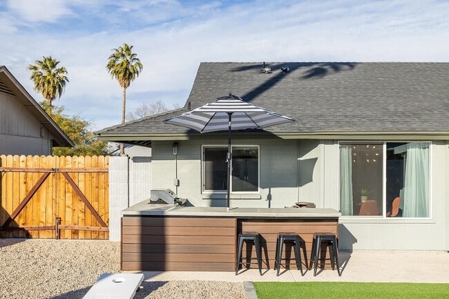 Building Photo - 709 W Vaughn St