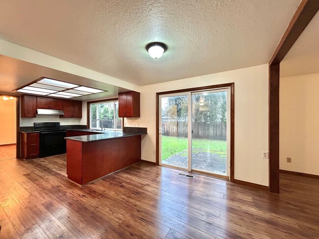 Building Photo - Timeless 5 Bed, 2.5 Bath Home - SW Beaverton