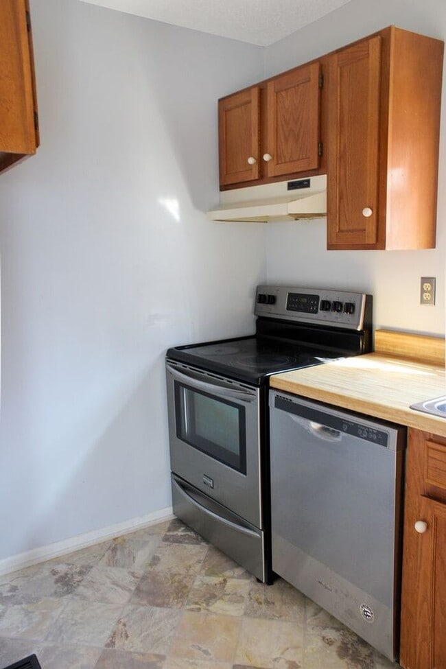 Building Photo - Brick Split Foyer With Large Backyard, 2 K...