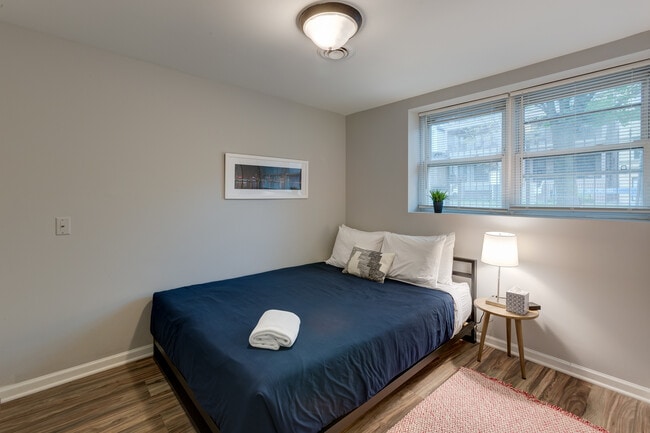 Building Photo - 1148 W Addison St