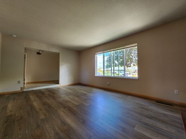 Building Photo - Lovely Bennett Valley Home in a Cul-De-Sac