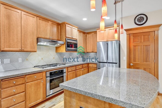 Building Photo - 3 BED & 2.5 BATH Town house FOR RENT