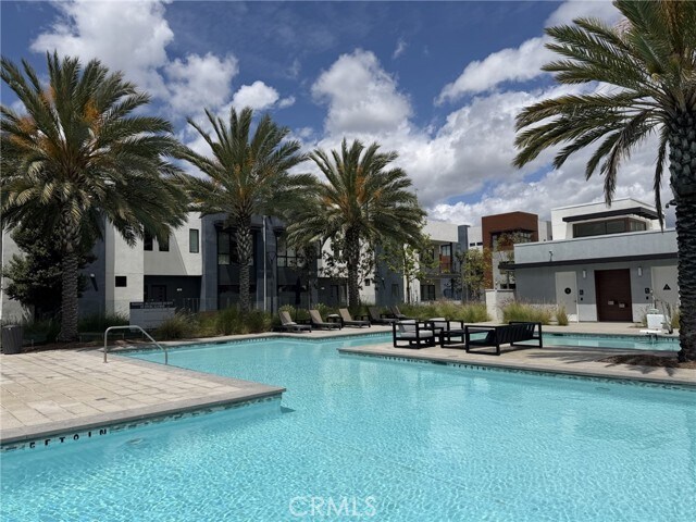 Building Photo - 400 Transport