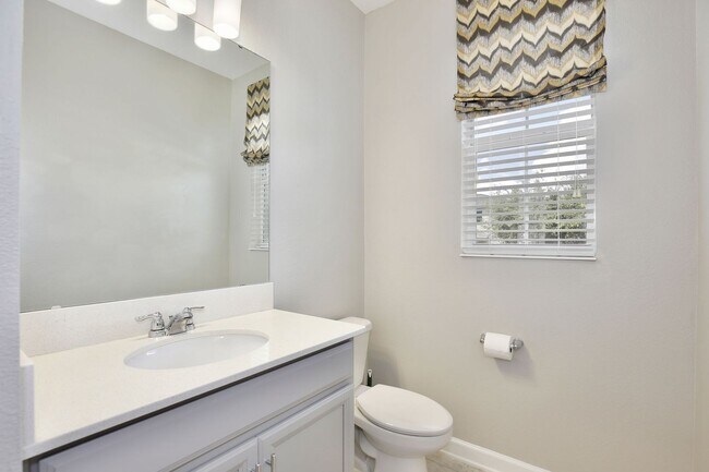 Building Photo - Former Model Townhome for Rent – Winter Ga...