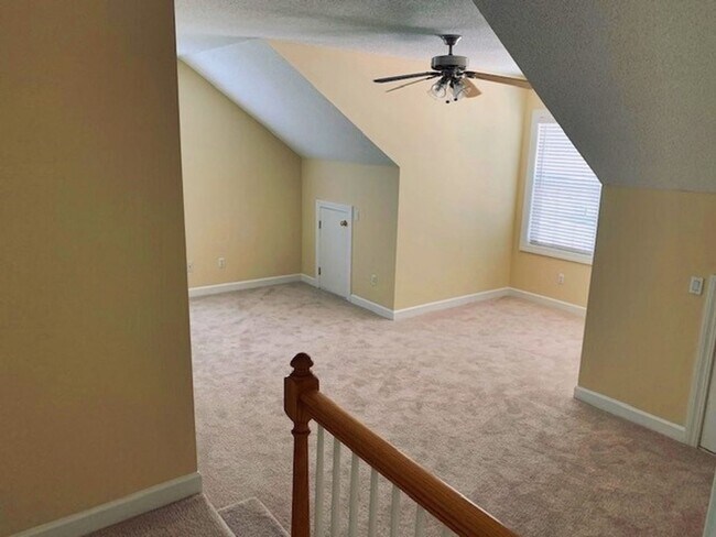 Building Photo - Location: Beautiful 3 bedroom, 2.5 bathroom single family home in Eagles Pointe Bluffton SC!