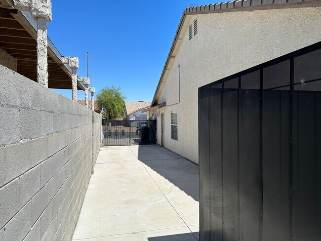 Building Photo - Henderson!!  Solar Panels!! Tankless Hot w...