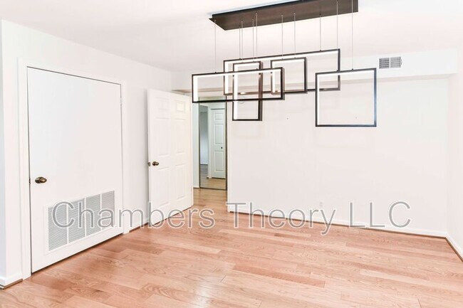 Building Photo - 1600 N Oak St