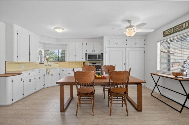 Building Photo - 995 S La Luna Ave
