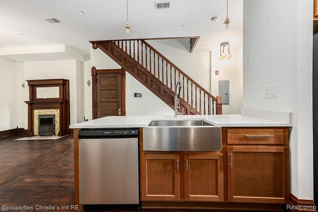 Building Photo - 701 W Canfield St