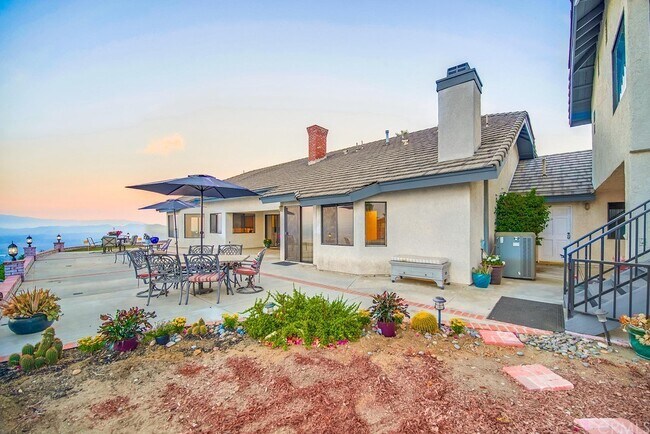Building Photo - 7380 Live Oak Dr