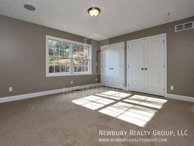 Building Photo - 155 Banksville Pl