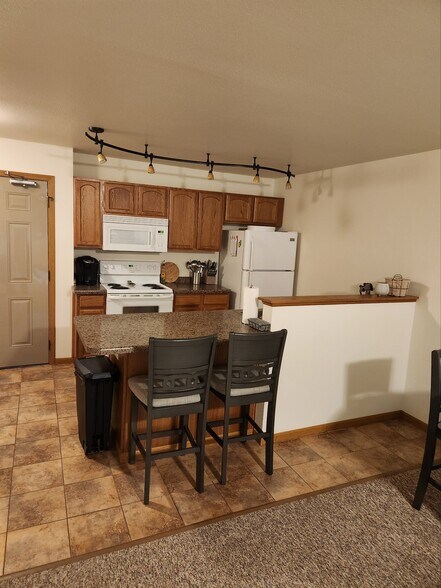 Building Photo - 4960 Service Dr