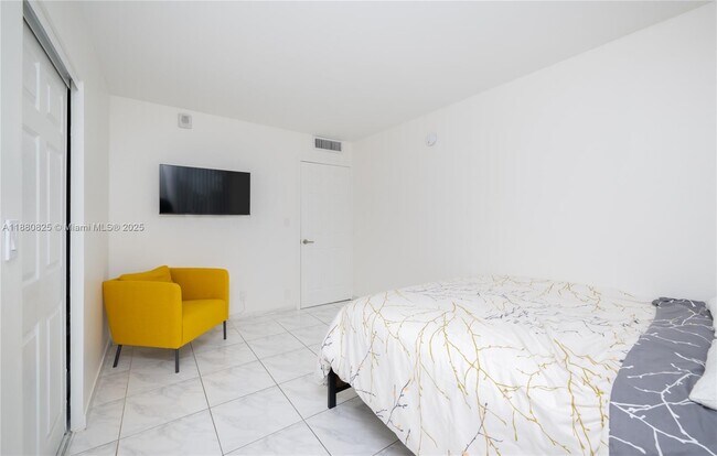 Building Photo - 2030 S Ocean Dr