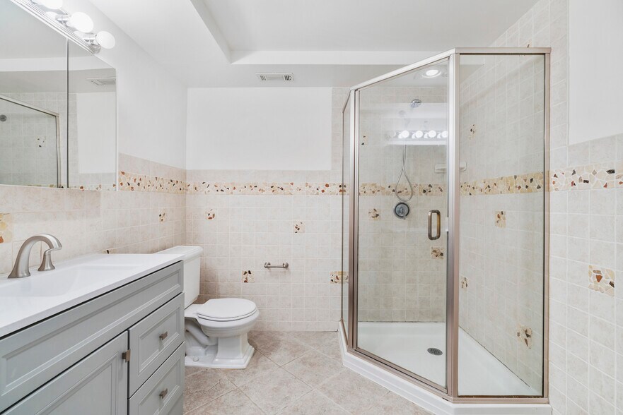 Full Bathroom - 3 Whitman Ct