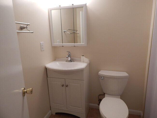 Building Photo - NICELY UPDATED DUPLEX NEAR METRO