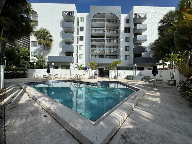 Building Photo - 2715 Tigertail Ave
