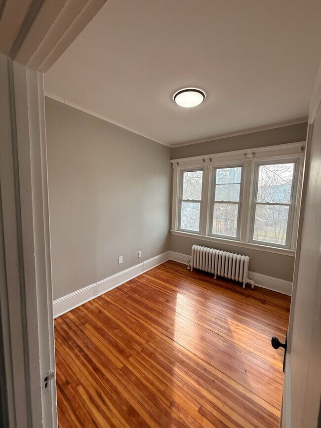 Building Photo - 45 Maplewood Ave