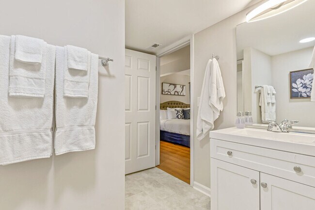 Building Photo - 27 W Ridge Dr SE