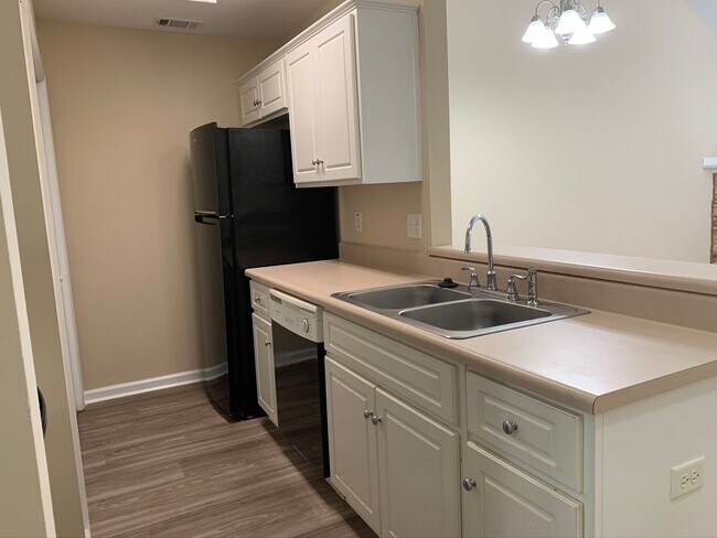 Building Photo - Townhome just minutes to Gate 2.