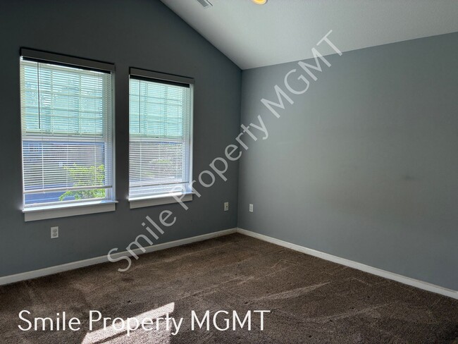 Building Photo - A beautiful 3 bedrooms and 2.5 bathrooms townhouse located in in Milwaukie city.