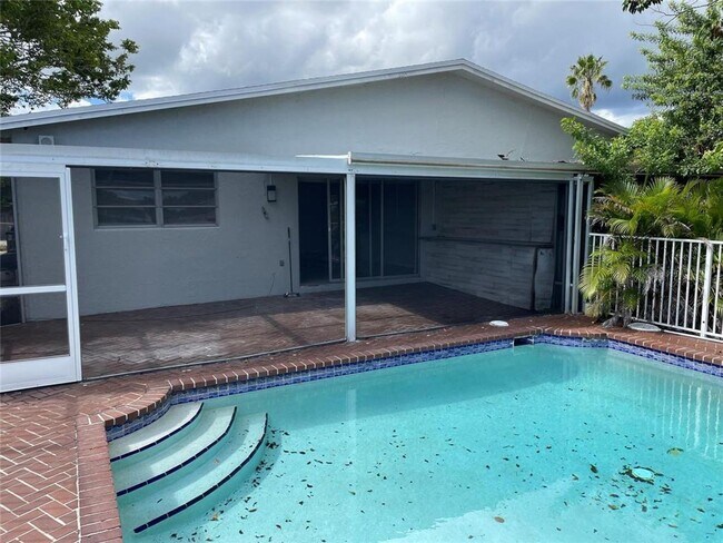 Building Photo - 5420-5422 SW 25th Ave