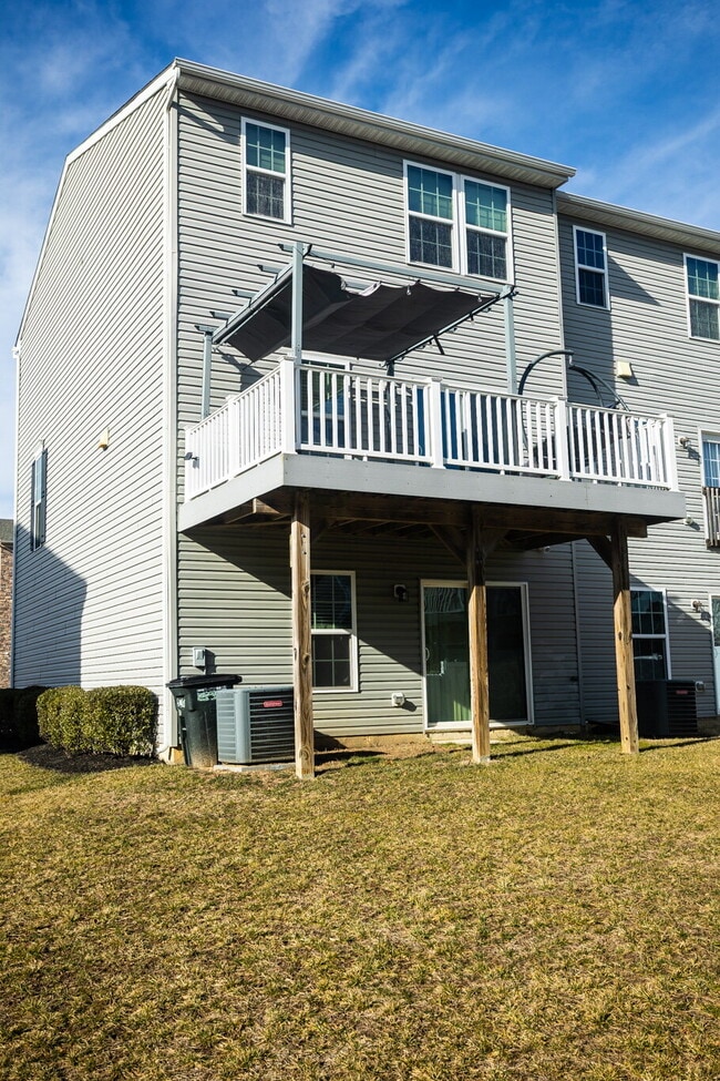 Building Photo - Exceptional 3-bedroom, 2.5-bathroom townhouse in the sought after community of The Villages at Cr...