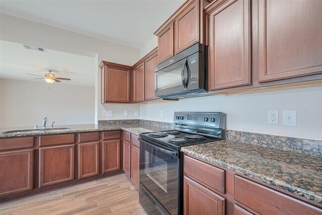 Building Photo - 5123 Oak Briar Ln