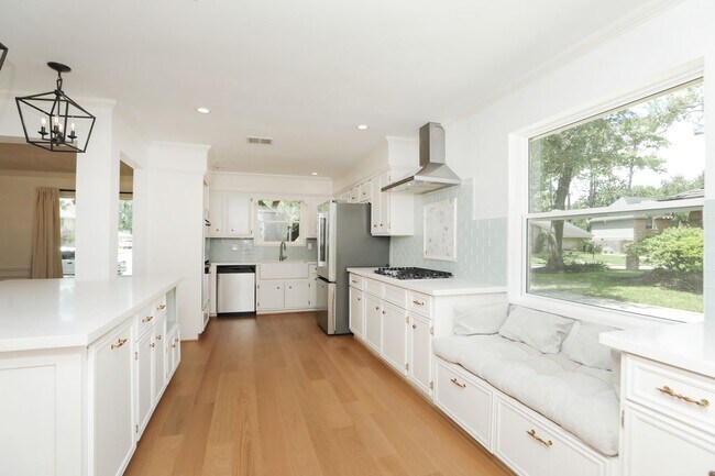 Building Photo - For Lease | 5 Bed, 2.5 Bath | 3,094 Sq Ft ...