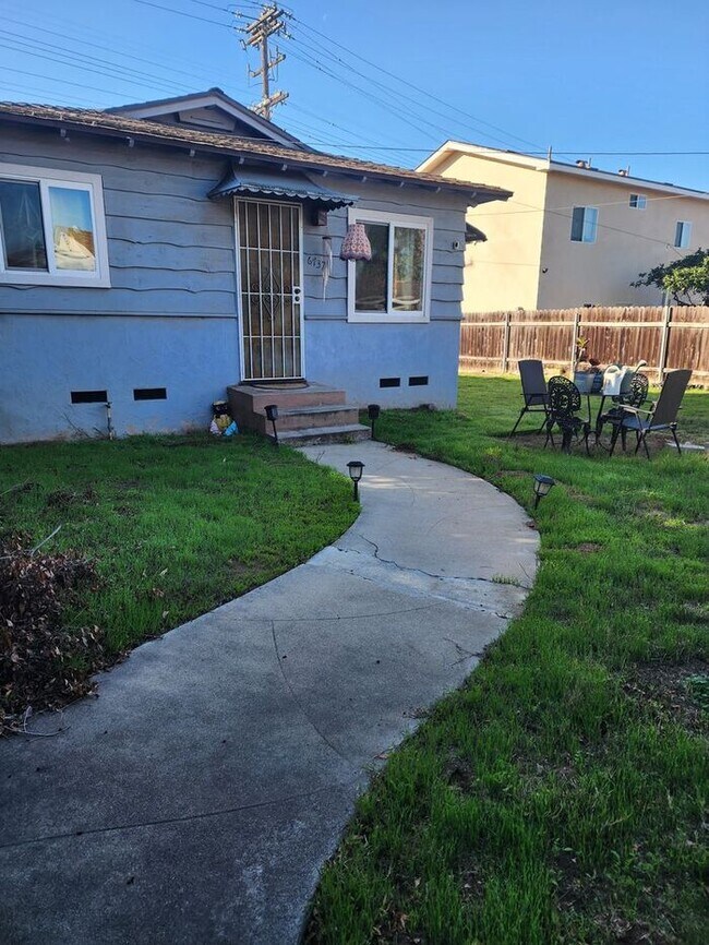 Primary Photo - Vintage 1BR/BA Cottage with Garage and HUG...